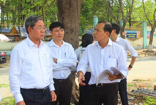 Phó chủ tịch UBND tỉnh Nguyễn Quốc Hùng kiểm tra các khu đất công trước khi đưa ra đấu giá