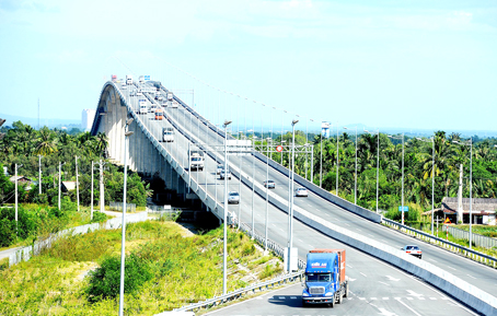 Đường cao tốc TP.Hồ Chí Minh - Long Thành - Dầu Giây đã rút ngắn khoảng cách giữa các đô thị của Đồng Nai với TP.Hồ Chí Minh. Trong ảnh: Cầu Long Thành của đường cao tốc.